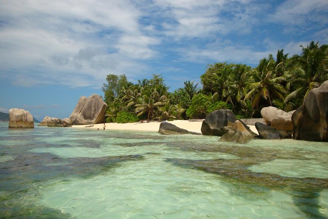 Cat Cocos: Mahe to La Digue Island Fast Ferry - A fast crossing with a Praslin change