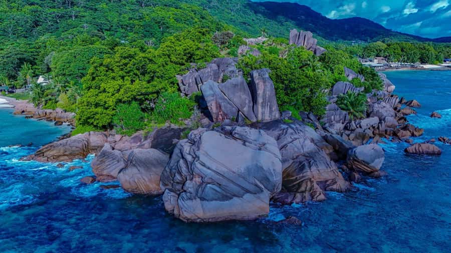Praslin: Curieuse & St Pierre Island Day Trip with Barbecue - A beach BBQ with Creole flavor